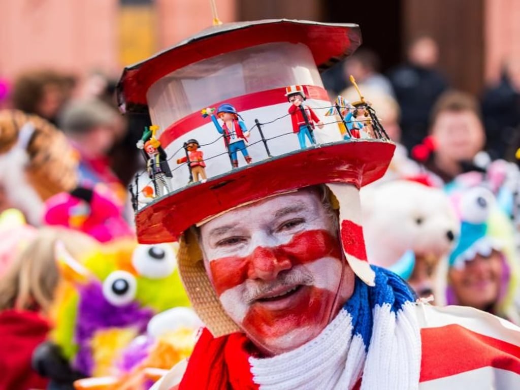 Der Kreativität sind keine Grenzen gesetzt: Ein Leuchtturm-Mann in Mainz. Foto: Andreas Arnold