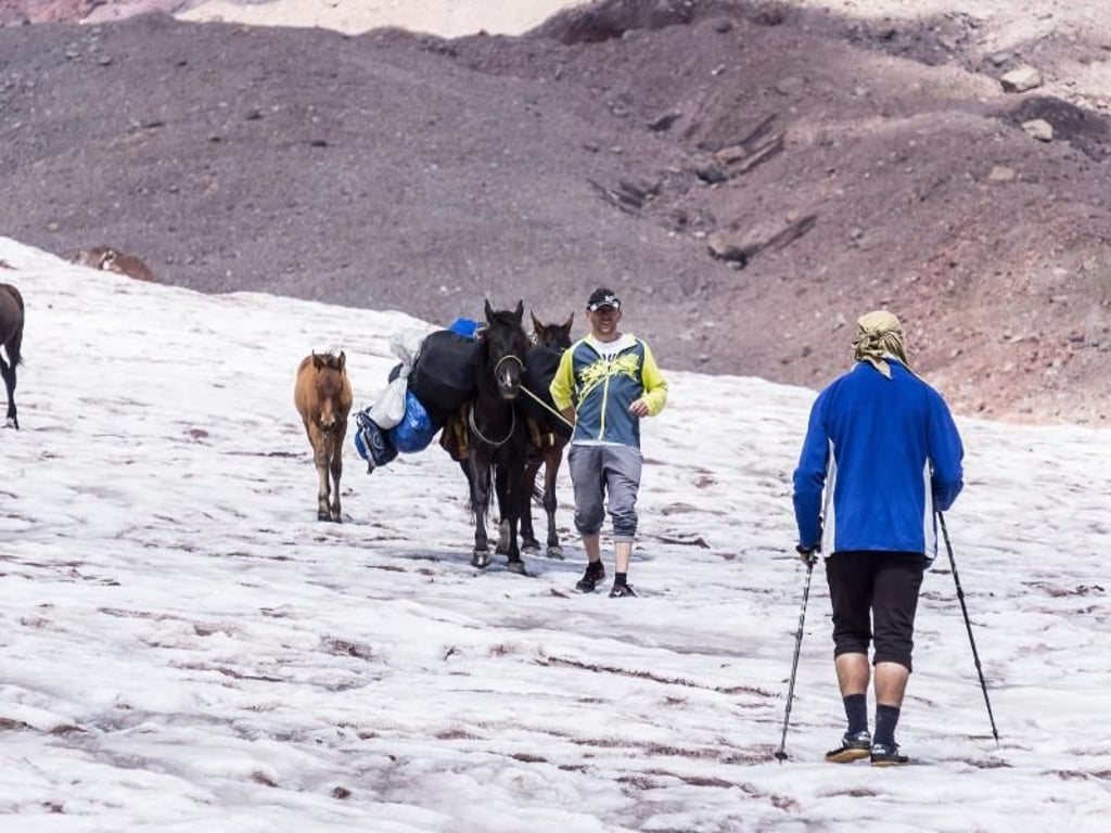 Bergstiefel? Steigeisen? Levan reichen für den Weg über den Gletscher ein Paar Stöcke und Turnschuhe. Foto: Philipp Laage