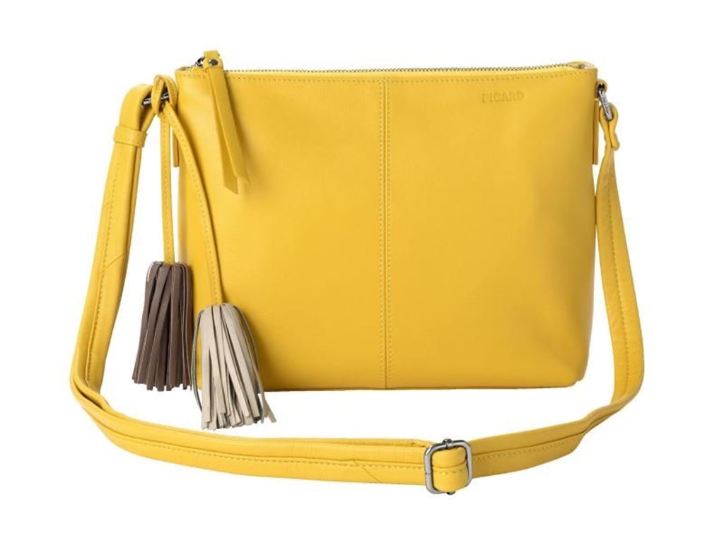 Quasten überall: An Handtaschen baumeln sie schon länger und das bleibt auch weiter aktuell. Wenz nutzt sie zum Beispiel als Hingucker an einer der ebenfalls im Trend liegenden XS-Taschen (149 Euro). Foto: Wenz