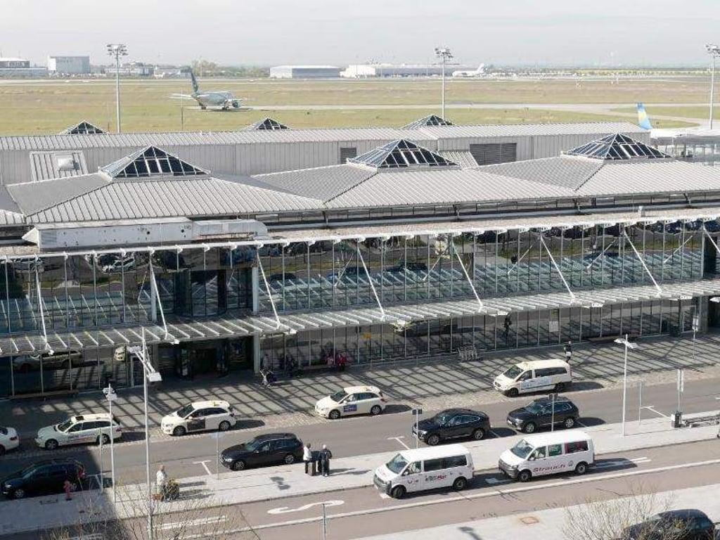 Blick auf das Terminal B auf dem Flughafen Leipzig/Halle. Foto: Peter Endig/Archiv