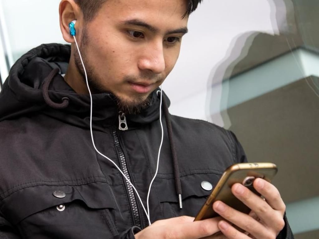Alles im Griff: Smartphone-Besitzer sollten auf eine Hülle nicht verzichten. Foto: Christin Klose