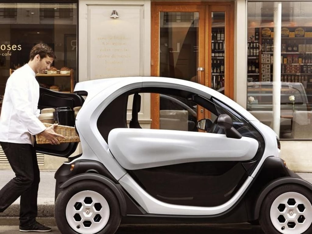 Kleiner Frachter: Im Renault Twizy finden zwei Personen hintereinander Platz. In der Cargo-Version (im Bild) indes gehört der Platz des Sozius dem Ladegut. Foto: Renault