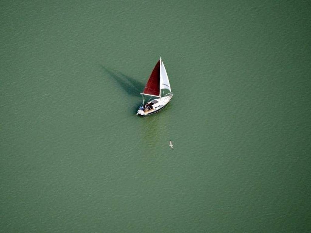 Skipper sind nicht immer auf dem Wasser allein. Daher sollten sie eine spezielle Haftpflichtversicherung haben. Sie zahlt, wenn Dritte zu Schaden kommen. Foto: Uli Deck