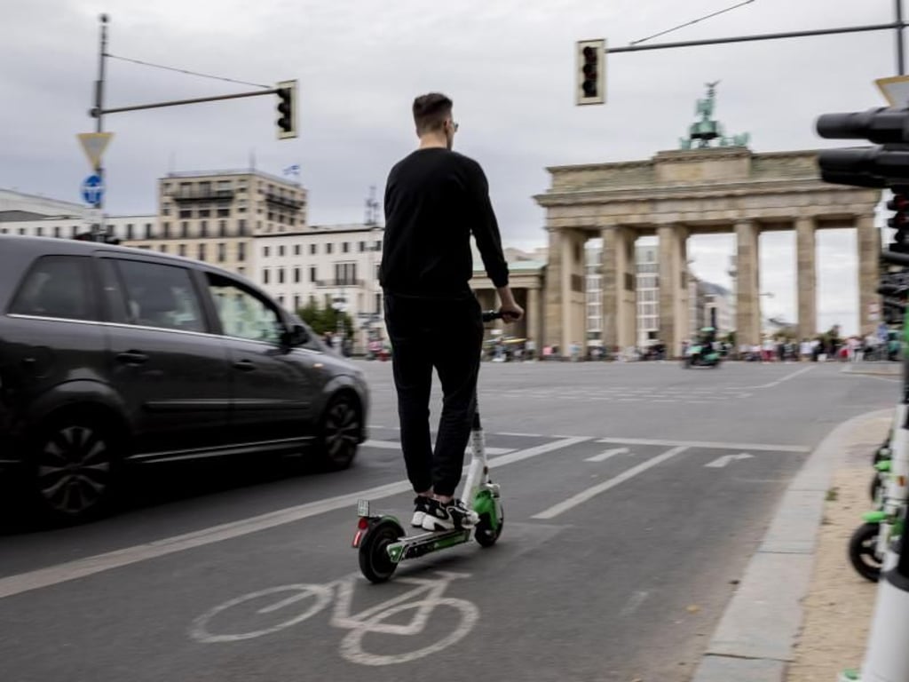 Immer mehr E-Scooter flitzen durch die Städte - Freude löst das nicht überall aus. Foto: Christoph Soeder