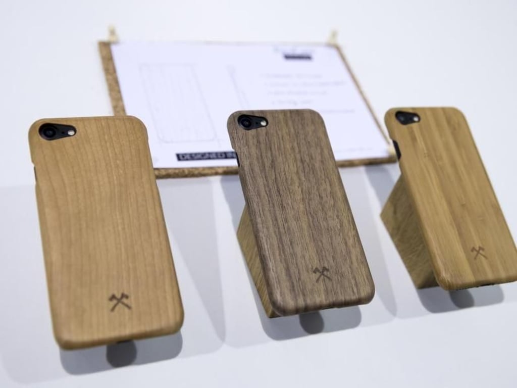 Materialien und Farben im Überfluss: Smartphone-Nutzer haben die Qual der Wahl, wenn sie sich eine Hülle zulegen. Foto: Florian Schuh