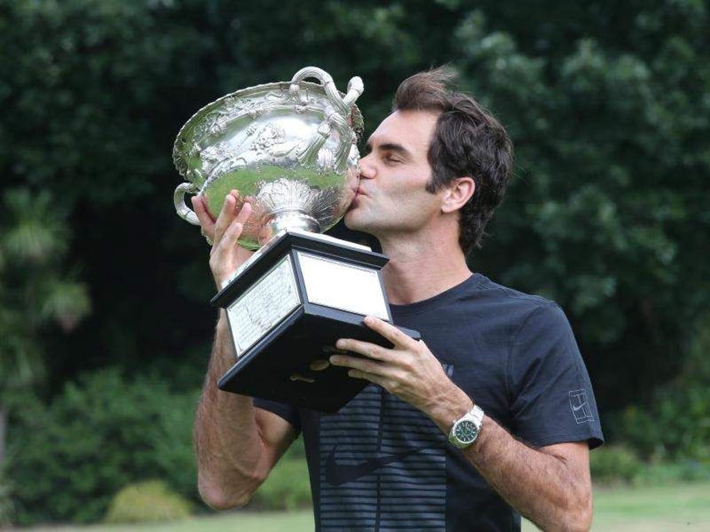 Roger Federer küsst die Trophäe der Australian Open. Foto: David Crosling