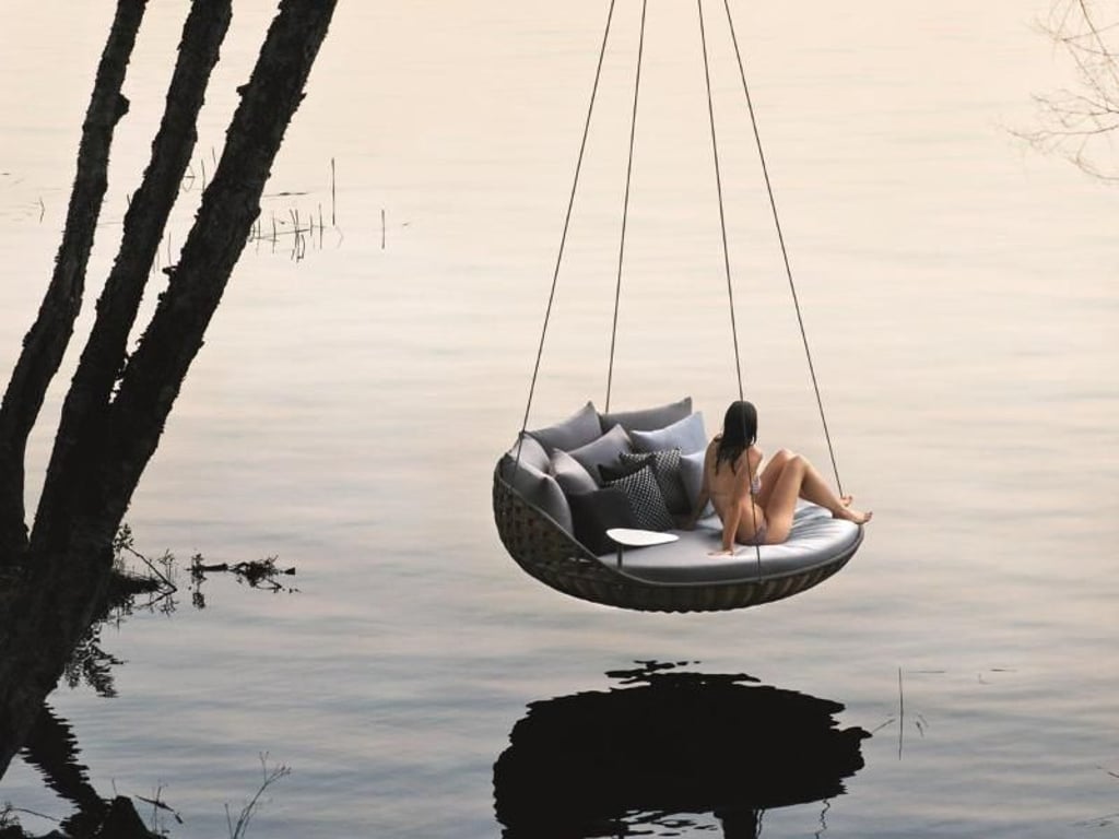 Das kann nicht jeder im Garten aufhängen: Die Swingrest von Dedon lässt so manchen Gartenbesitzer aber träumen. Foto: Dedon/dpa-tmn