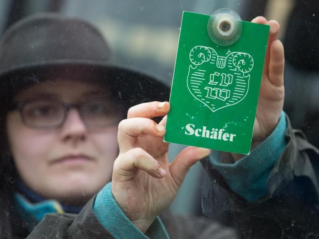 Sarah Twente ein Autoschild für "Schäfer" an einer Windschutzscheibe. Foto: Friso Gentsch