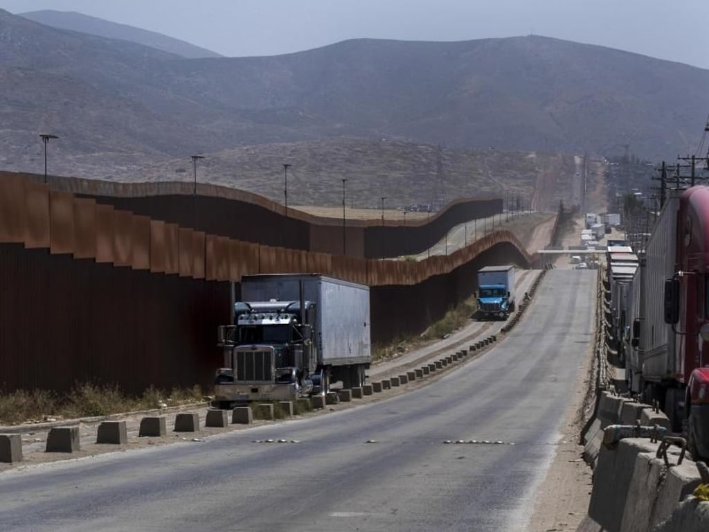 Lastwagen an einem Grenzzaun in Tijuana: Trump hatte neue Strafzölle angekündigt, bis es dann doch eine vorübergehende Einigung gab. Foto: Hans-Maximo Musielik/AP