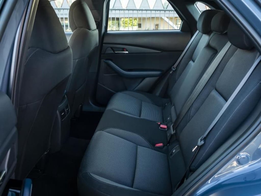 Bei einem Radstand von 2,66 Metern sitzen die Insassen im Fond komfortabler als im Mazda3. Die Füße passen besser unter den Vordersitz. Auch ist mehr Platz nach oben. Foto: Mazda