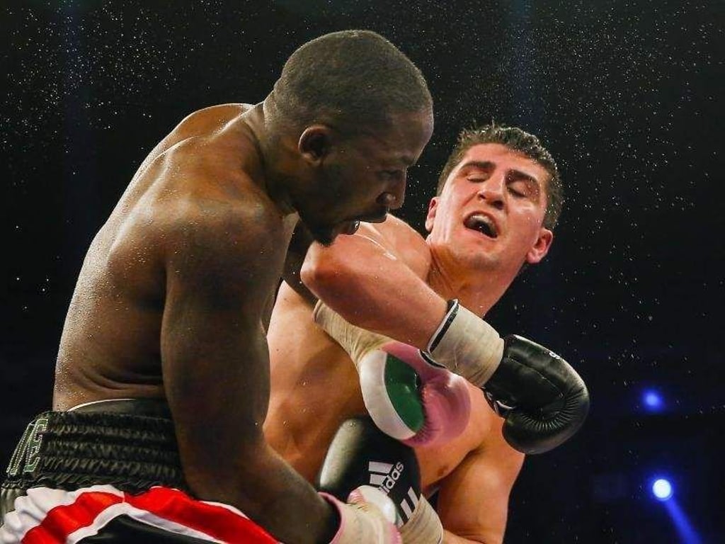 Marco Huck (r) landet einen Treffer am Kopf vono Herausforderer Ola Afolabi. Foto: Hannibal