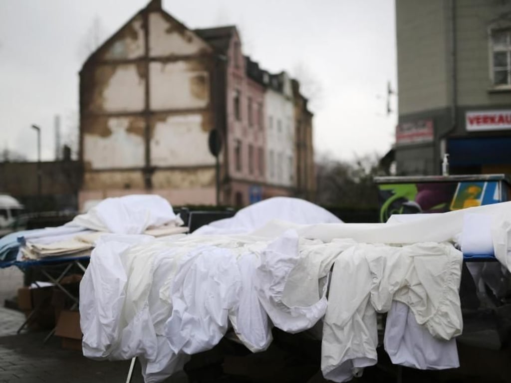 Bettlaken für den Verkauf auf einem Wochenmarkt in Duisburg-Bruckhausen. Foto: Ina Fassbender