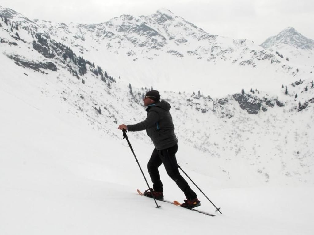 Eine Alternative zum Trubel in Kitzbühel und auf dem Hahnenkamm ist das Tourengehen - oberhalb der Hochwildalm ist man unter der Woche ungestört. Foto: Verena Wolff