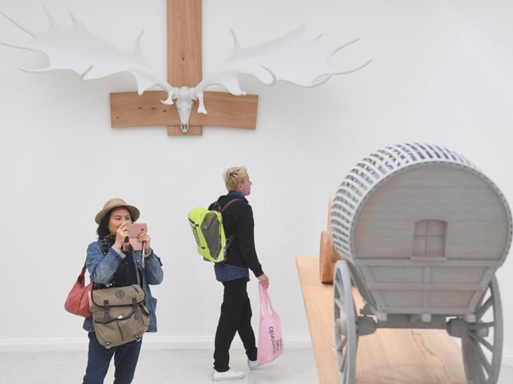 Ein Blick in den US-amerikanischen Pavilion auf der Art Biennale Venedig. Foto: Felix Hörhager