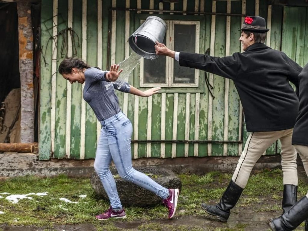In Rumänien gibt es an Ostern den Brauch des «Begießens». Foto: Nandor Veres