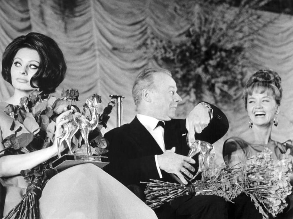 Sophia Loren, Heinz Rühmann und Liselotte Pulver 1964 bei der Bambi-Verleihung. Foto: Heinz-Jürgen Göttert