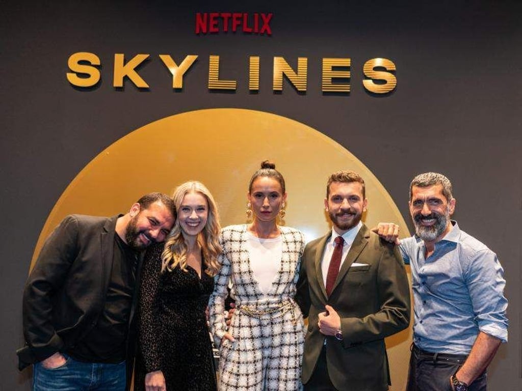 Sahin Eryilmaz (l-r), Anna Herrmann, Peri Baumeister, Edin Hasanovic und Erdal Yildiz stellen «Skylines» in Frankfurt vor. Foto: Frank Rumpenhorst