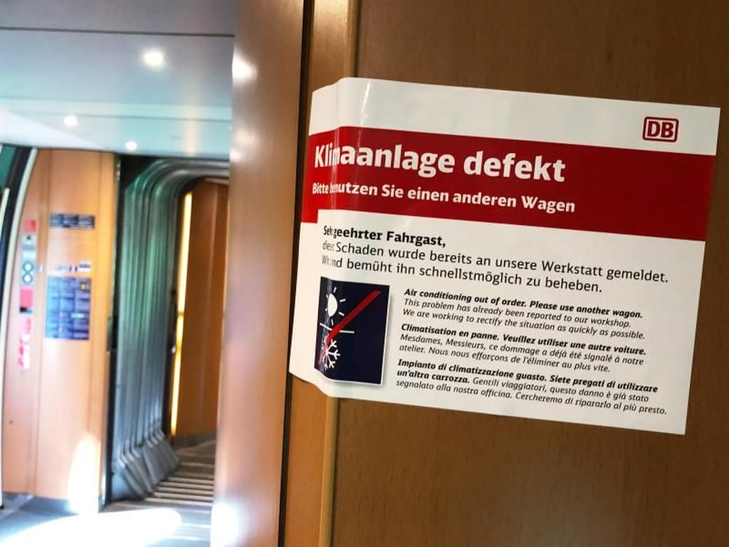 «Klimaanlage defekt - Bitte benutzen Sie einen anderen Wagen»: Solche Pannen schaden dem Image der Bahn ebenso wie die chronischen Verspätungen. Foto: Roland Freund