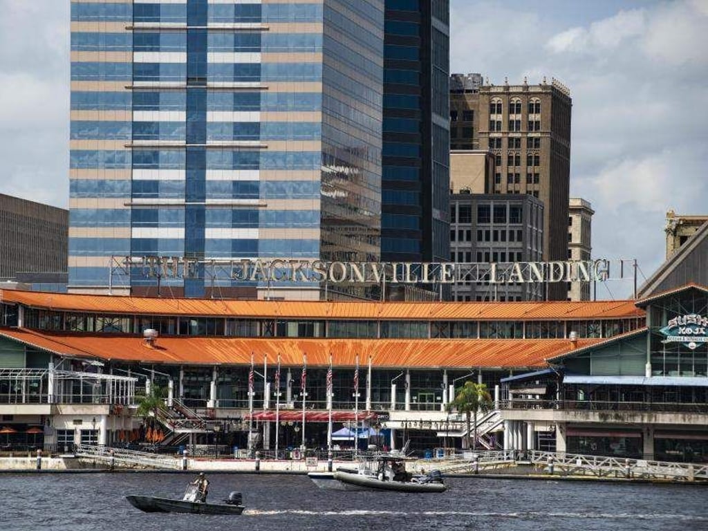 Im Einkaufs- und Vergnügungszentrum «Jacksonville Landing» fielen Schüsse. Foto: Laura Heald/FR171626 AP