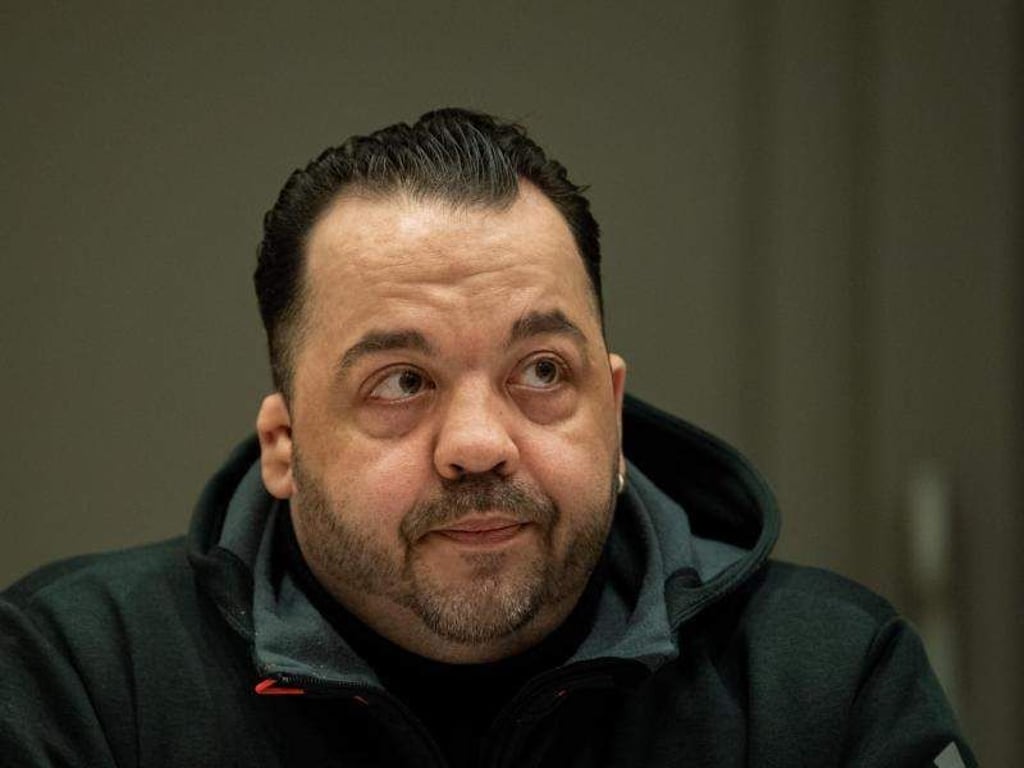 Niels Högel, angeklagt wegen Mordes an 100 Patienten an den Kliniken in Delmenhorst und Oldenburg, im Gerichtssaal. Foto: Mohssen Assanimoghaddam