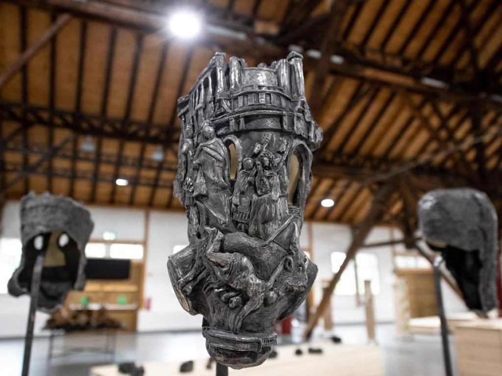 Die Skulptur «Der unendliche Kreis» von Fabian Feichter auf der Triennale Kleinplastik Fellbach. Foto: Fabian Sommer