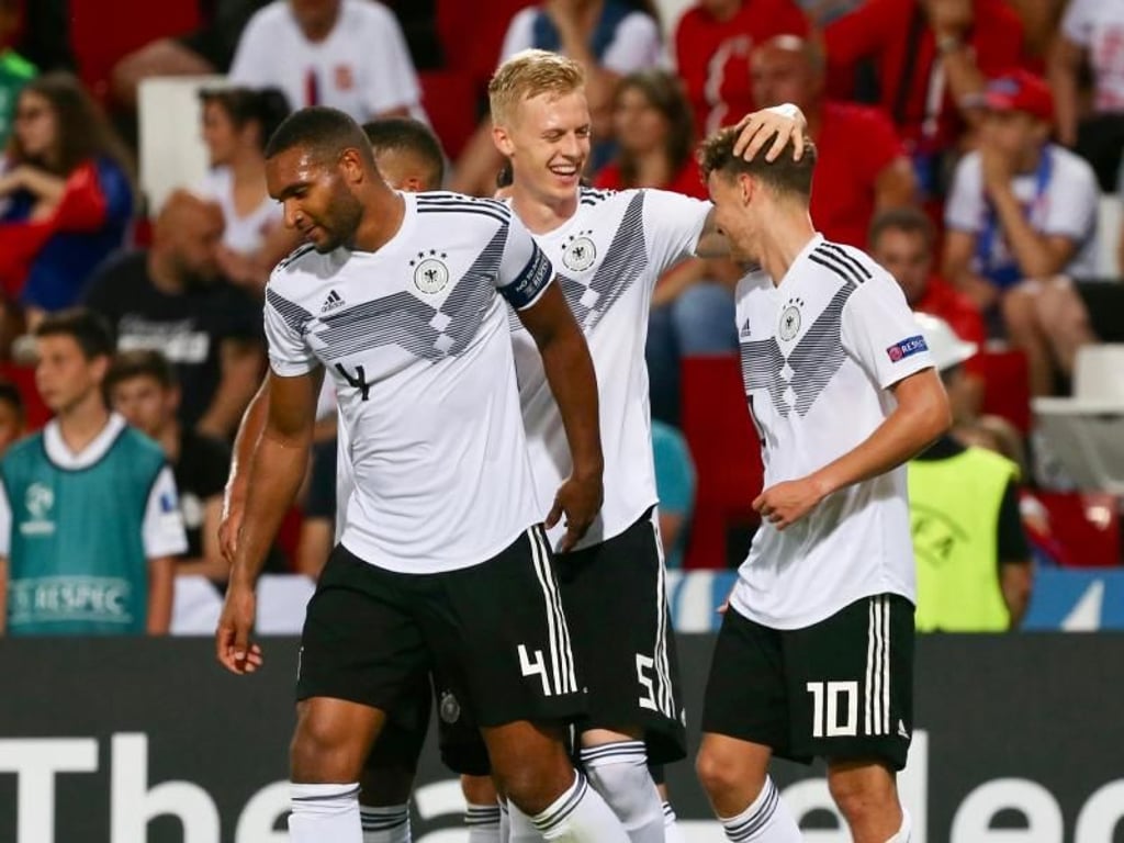 Timo Baumgartl und Jonathan Tah feiern das 3:0 mit Luca Waldschmidt (r), seinem zweiten Treffer. Foto: Cezaro De Luca