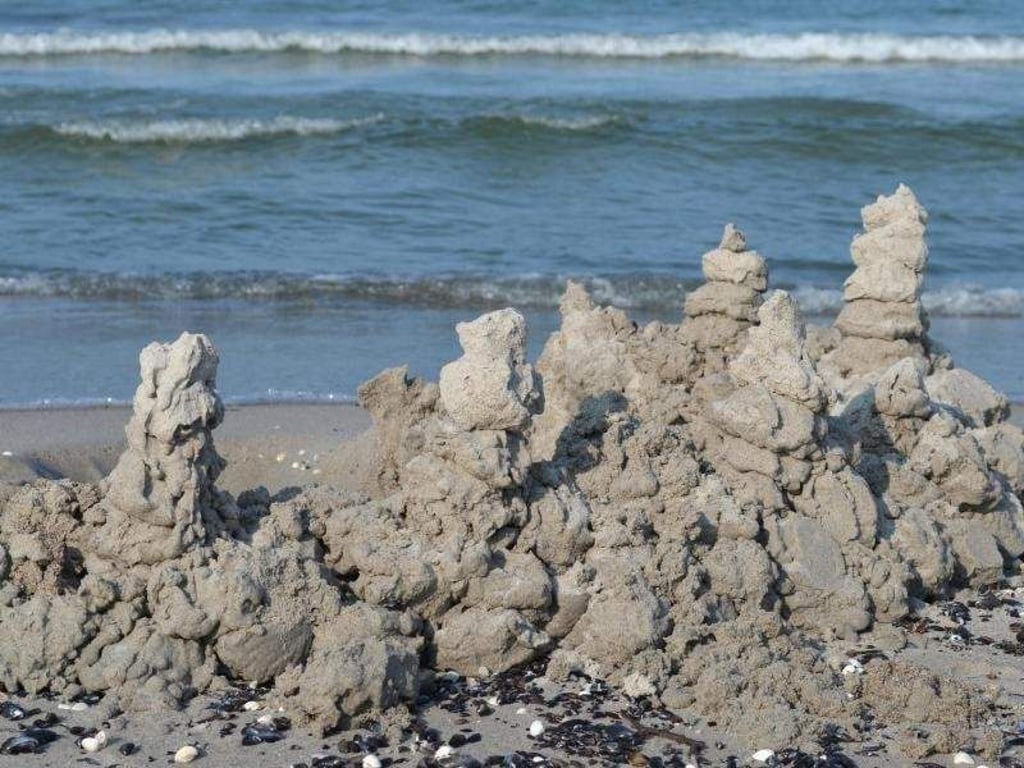 Kein Kunstwerk, aber ein typische Kleckerburg auf Rügen an der Ostsee Foto: Stefan Sauer