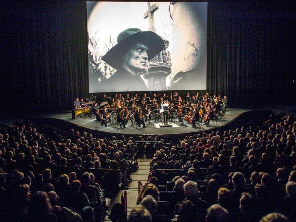 Das Rundfunk-Sinfonieorchester Berlin (RSB) macht Musik zu Fritz Langs Stummfilm «Der müde Tod». Foto: Bernd von Jutrczenka