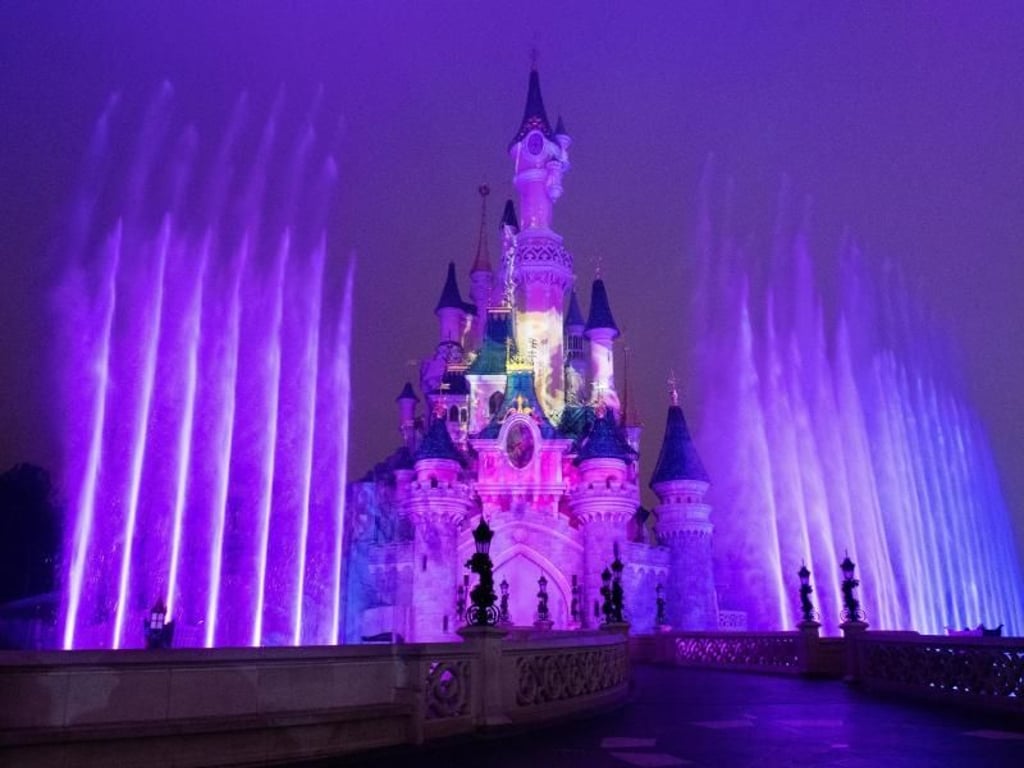 Große Bühne: Jeden Abend wird das Schloss bei der Show «Disney Illuminations» zur Projektionsfläche für Disney-Klassiker wie «Frozen» oder «Arielle». Foto: Andrea Warnecke