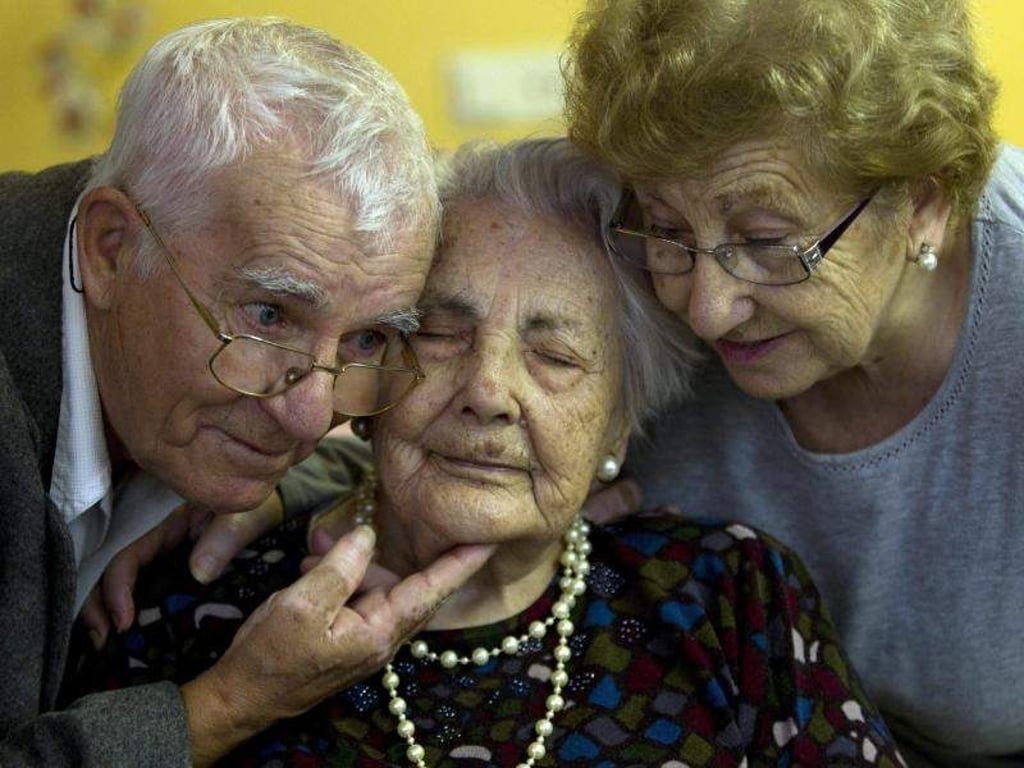 Die Schneiderin Ana Vela Rubio wurde 1901 in Cordoba geboren. Das Foto zeigt Rubio am 2. November 2011 in Barcelona mit ihrem Sohn (l) und ihrer Tochter (r) an ihrem 110. Geburtstag. Foto: Alejandro Garcia/EFE FILES/Archiv