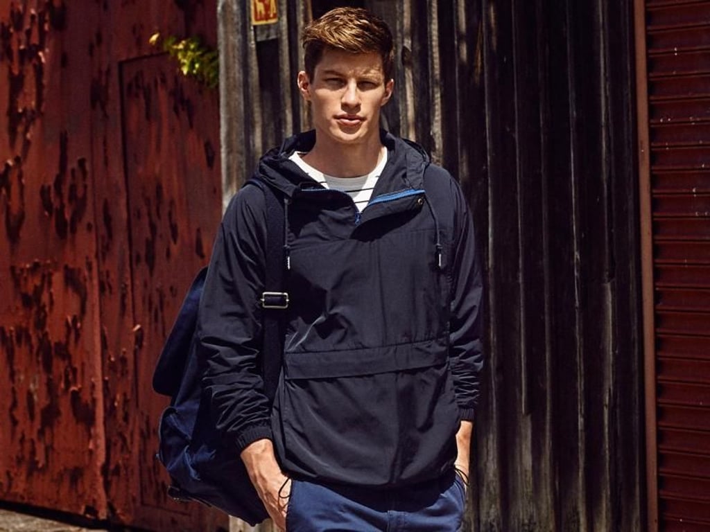 Lässig unterwegs: Das Reisen ist ein Thema der Alltagsmode geworden. Unternehmen wie Lexington setzen aktuell auf leichte, dynamische und sportliche Kleidung für Männer (Jacke 325 Euro, Shorts 99 Euro, Rucksack 169 Euro). Foto: Lexington