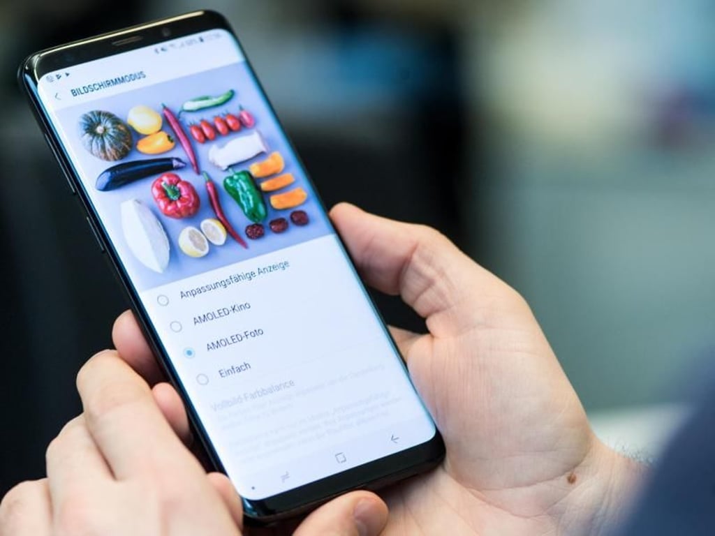 Das Samsung Galaxy S9 kommt mit vorinstalliertem Android 8 und bietet auch Möglichkeiten, die Farbe des Bildschirms anzupassen. Foto: Franziska Gabbert