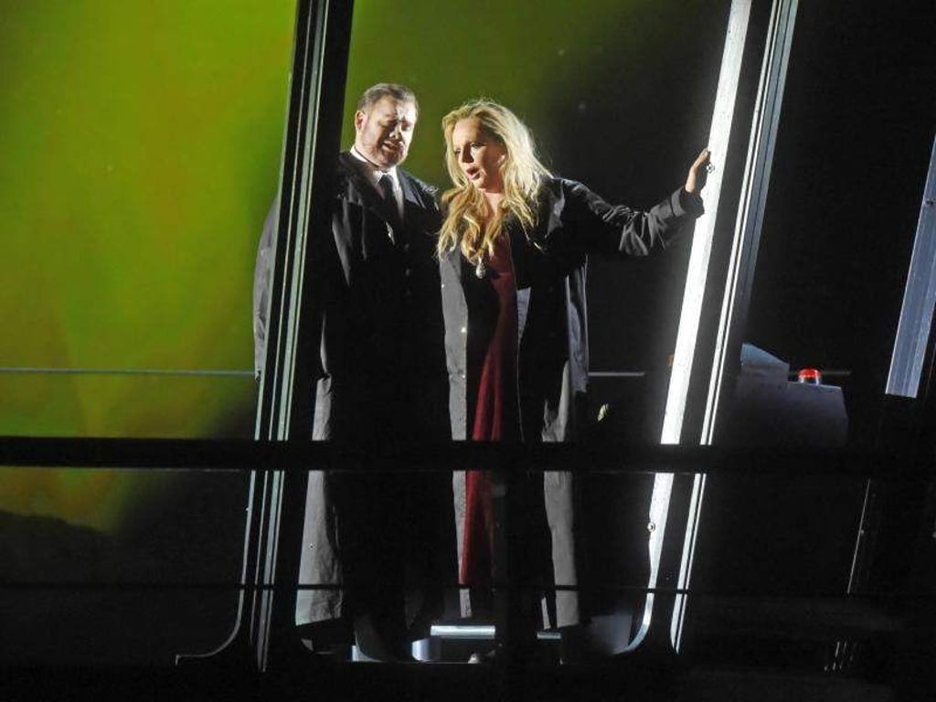 Eva-Maria Westbroek (Isolde) und Stuart Skelton (Tristan). Foto: Uli Deck