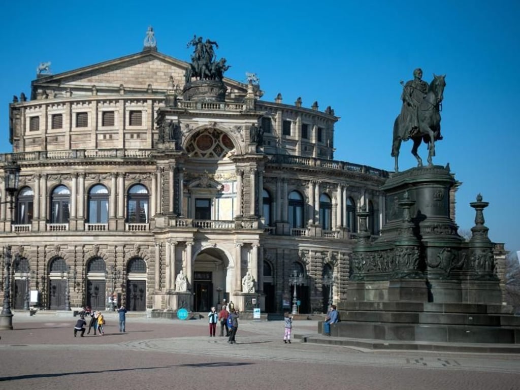 Blick auf die Dresdner Semperoper auf dem Theaterplatz mit Reiterstandbild. Foto: Monika Skolimowska