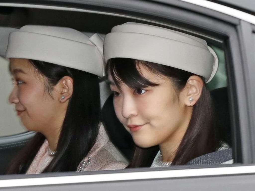 Prinzessin Mako von Akishino (r) und ihre jüngere Schwester Prinzessin Kako, Enkelinnen des japanischen Kaisers, verlassen den Kaiserpalast nach der Abdankungszeremonie. Foto: Kyodo