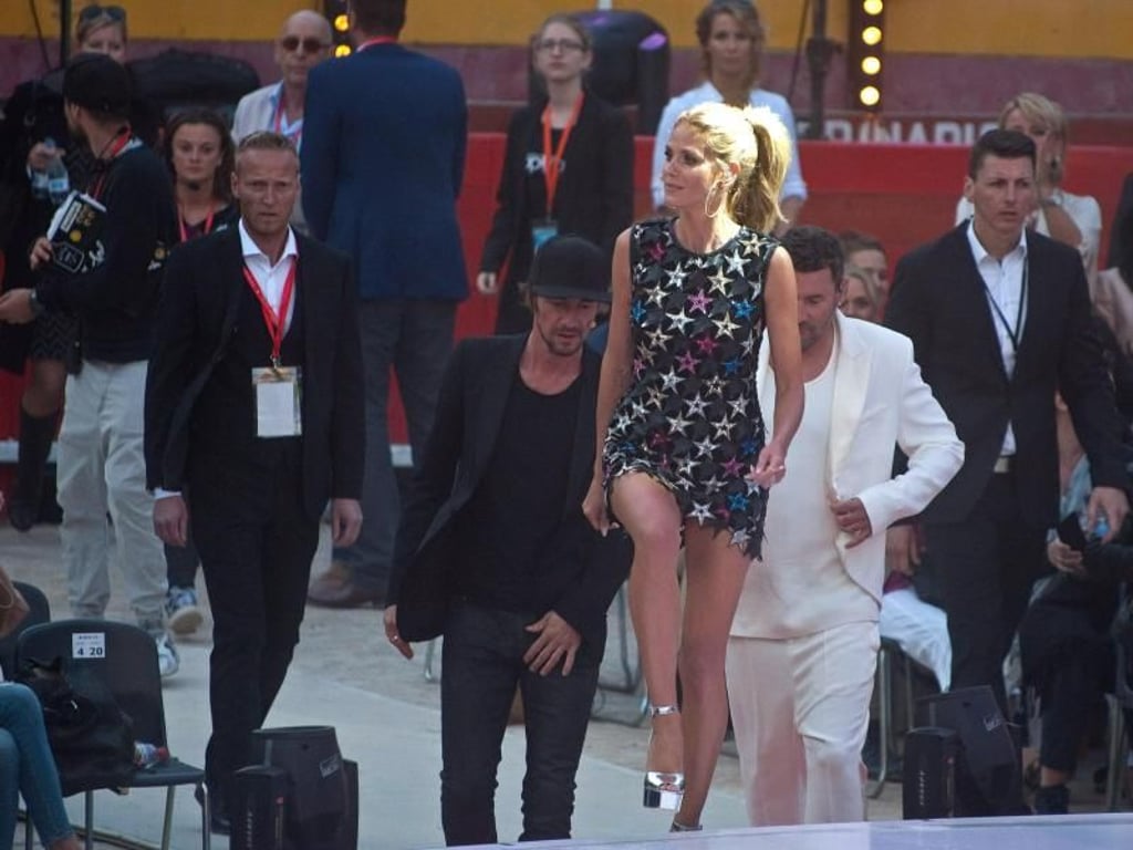Moderatorin Heidi Klum betritt die Arena. Foto: Renko Bruhn