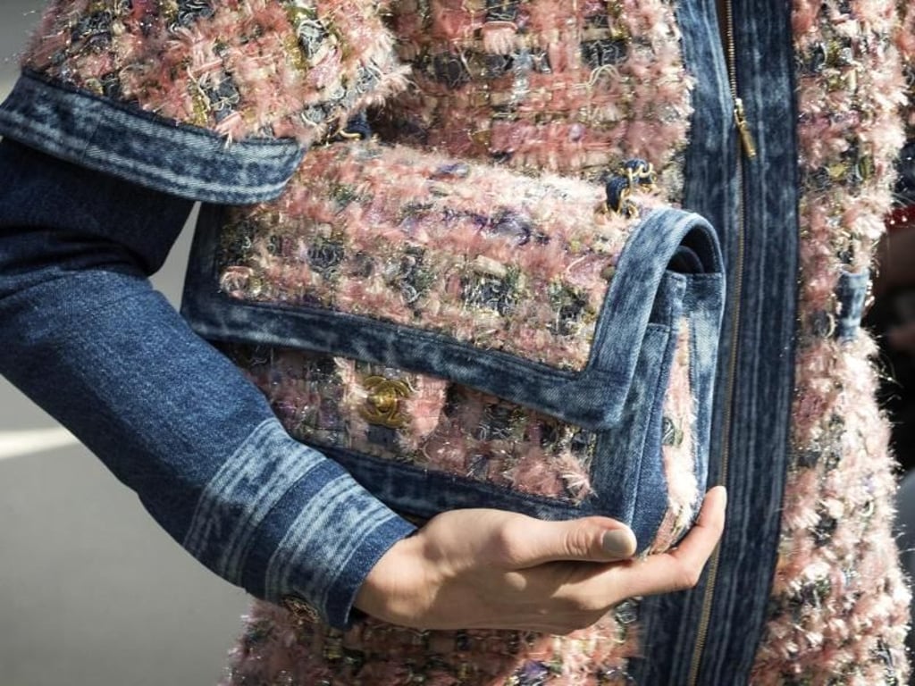 Abgestimmte Muster im Teppichfransenlook für Körper und Clutch von Karl Lagefeld. Foto: Etienne Laurent