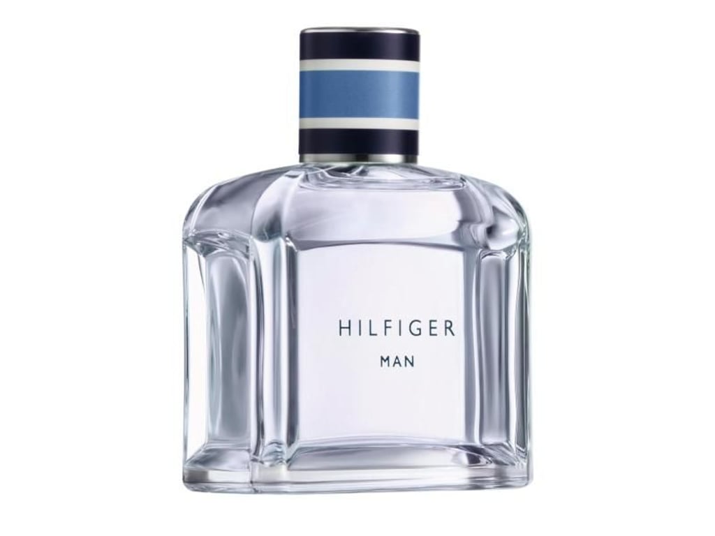 Der neue Herrenduft Hilfiger Man Dark Midnight mischt Zitrone und Rosmarin mit herbem Fenchel, Zedernholz und Tonkabohne (50 ml 46 Euro). Foto: Tommy Hilfiger