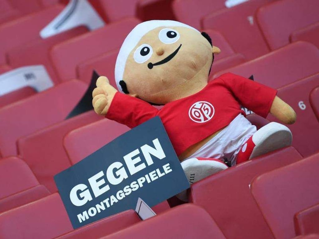 Die Fans setzen ihren Protest gegen die Montagsspiele fort. Foto: Arne Dedert