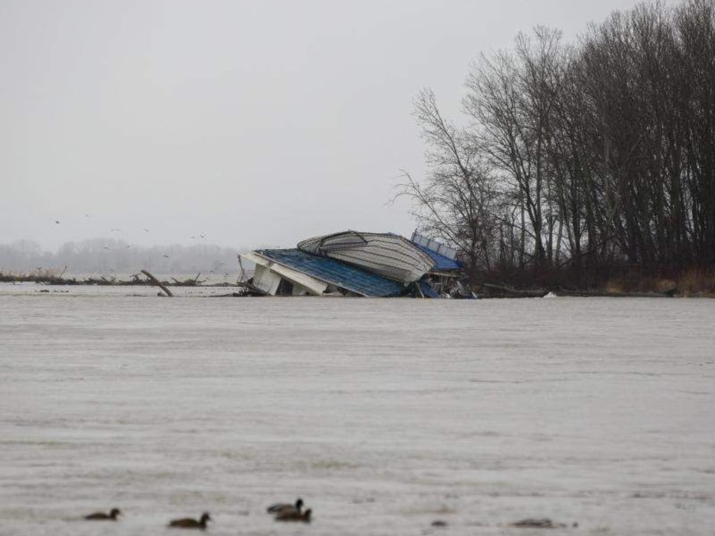 Ein Ponton mit einem ganzen Flussrestaurant löst sich vom Donauufer und treibt flussabwärts. Foto: Jaroslav Novák, TASR
