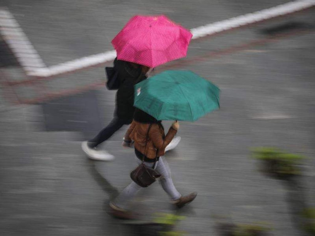 Immerhin: Der Regen wird in den nächsten Tagen viel wärmer. Foto: Frank Rumpenhorst