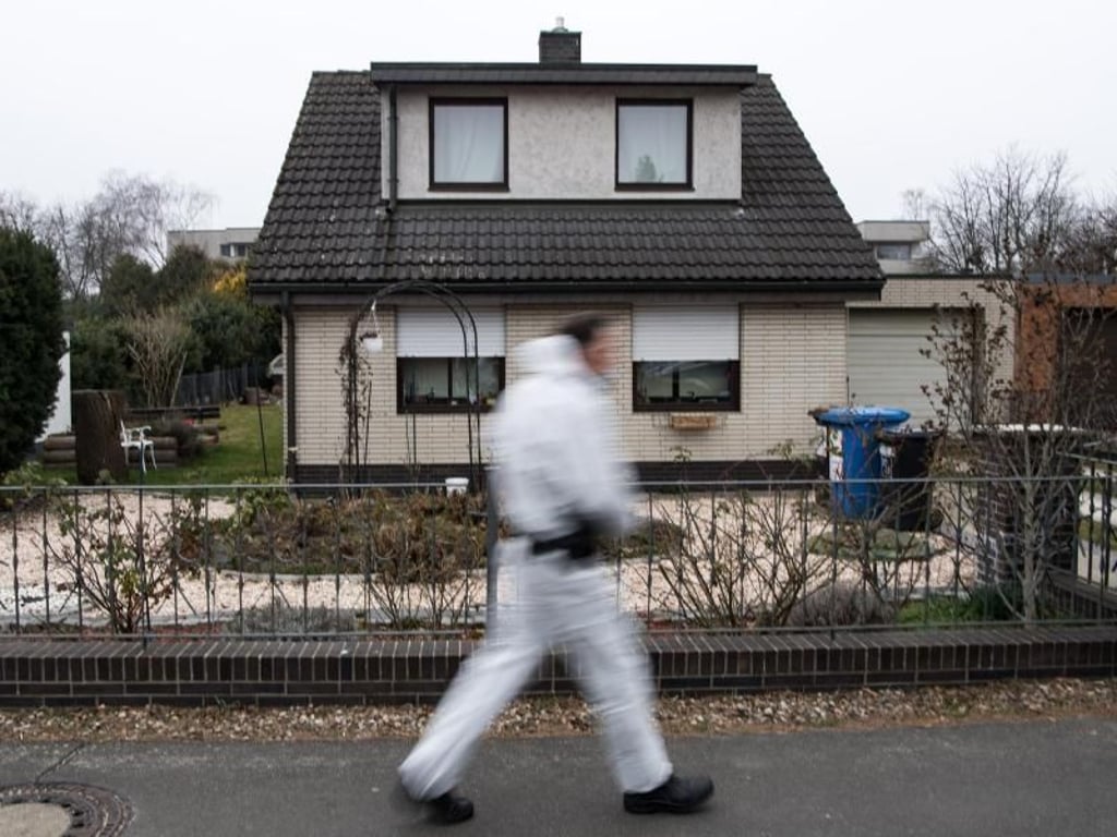 Kriminaltechniker untersuchen das Haus der Schwester von Rebecca, wo sich die Jugendliche vor ihrem Verschwinden am 18. Februar aufgehalten hatte. Foto: Bernd von Jutrczenka
