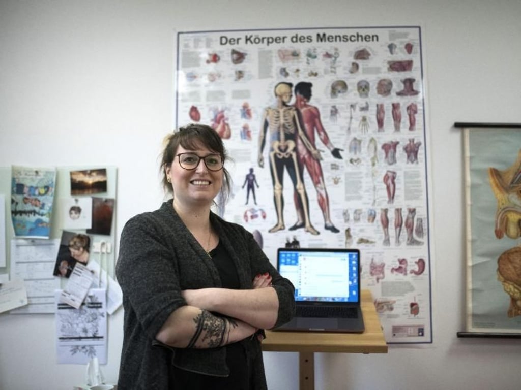 Lehrerin Franziska Blume in ihrem Arbeitszimmer. Die bundesweit einzigartige Internetschule in Bochum ist offen für Kinder, die keine reguläre Schule besuchen können. Foto: Ina Fassbender