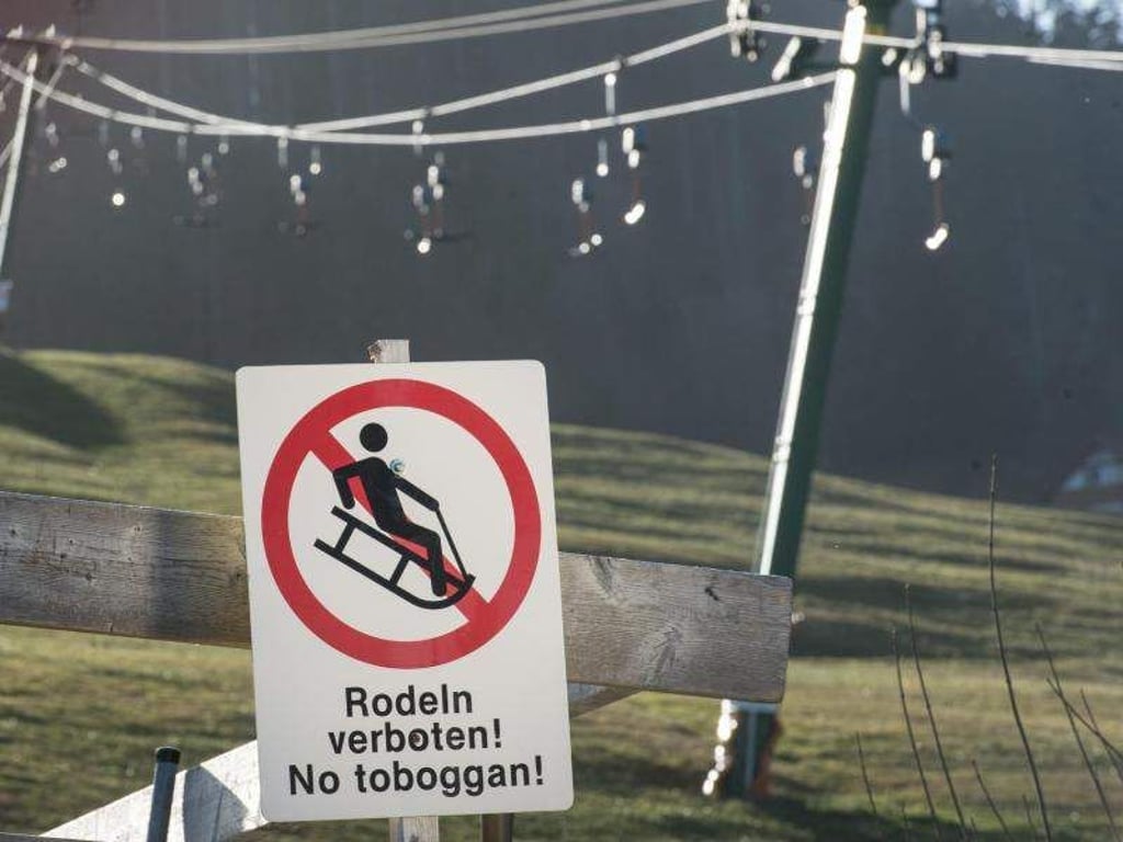 Ein Skilift steht am 19.12.2015 bei Hinterzarten im Schwarzwald in der grünen Landschaft. Foto: Patrick Seeger