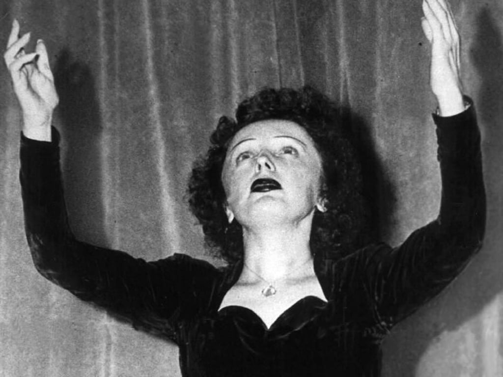 Dieses historische Foto zeigt Edith Piaf im Jahr 1949. Die Chansonsängerin war auch als «Spatz von Paris» bekannt. Foto: Leon Hoffmann