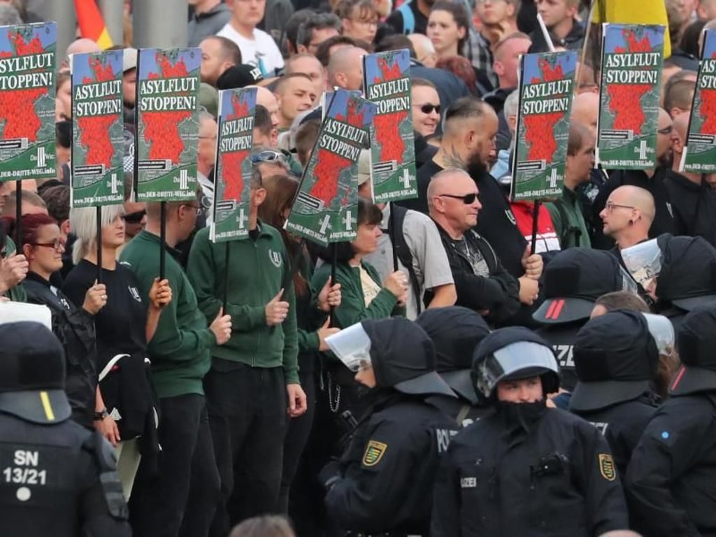 Zur Demonstration der Rechten kamen deutlich mehr Menschen als erwartet. Foto: Jan Woitas