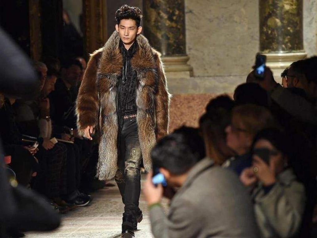 Vorbei die tristen Zeiten in den Schränken der Männer. Das «starke Geschlecht» entdeckt die Mode wieder. Auch bei der Milan Fashion Week stand Männer-Mode im Mittelpunkt, hier eine Kreation von Roberto Cavalli. Foto: Daniel Dal Zennaro