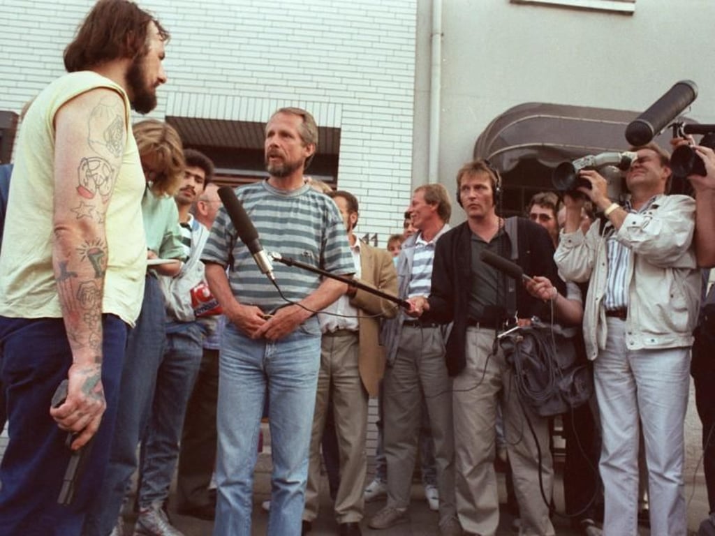 Hans-Jürgen Rösner beantwortet mit Pistole in der Hand Fragen von Journalisten bei einem Stop in Bremen. Rösner und Degowski werden im März 1991 zu lebenslanger Haft verurteilt, Rösner mit anschließender Sicherungsverwahrung. Foto: Thomas Wattenberg/Archiv