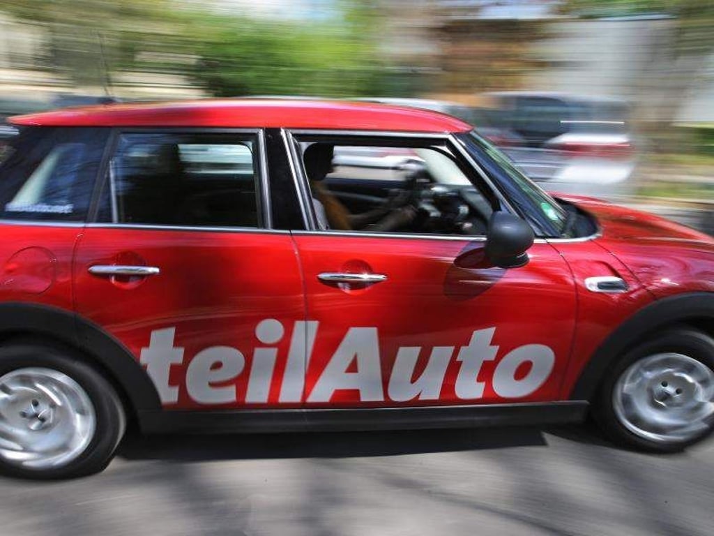 Ein Fahrzeug mit der Aufschrift «Teilauto» fährt durch Leipzig. Foto: Jan Woitas/Archiv