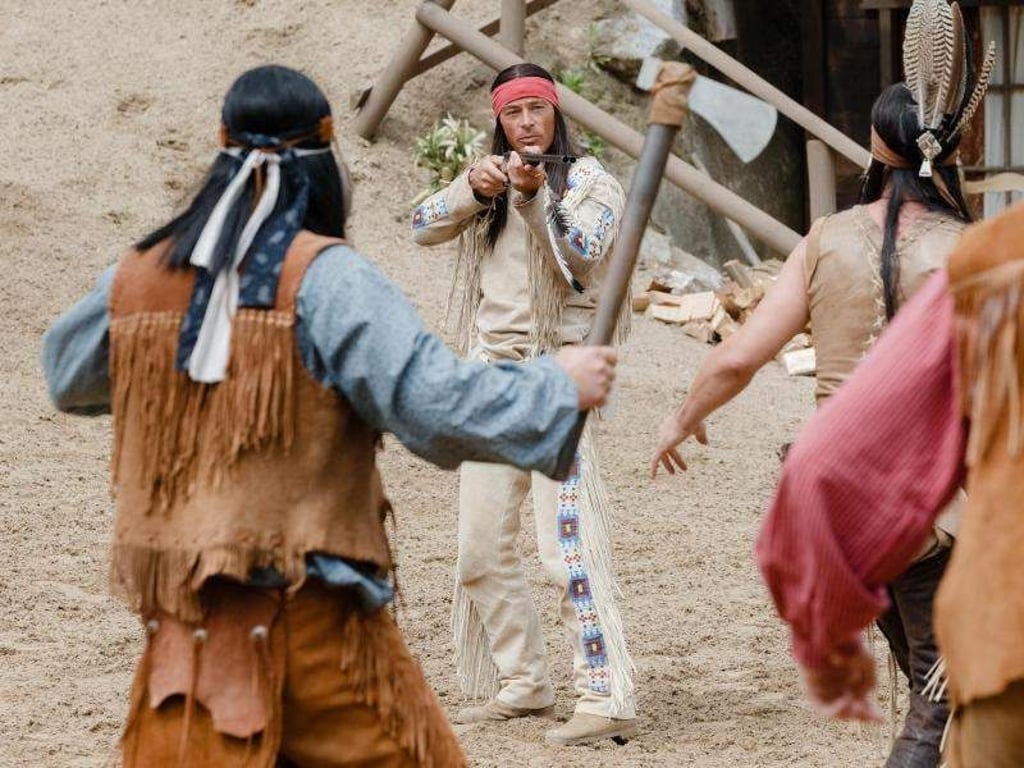 Schauspieler Jan Sosniok als Winnetou agiert mit Statisten in Bad Segeberg (Schleswig-Holstein) auf der Fotoprobe von «Der Schatz im Silbersee». Foto: Markus Scholz (Archiv)